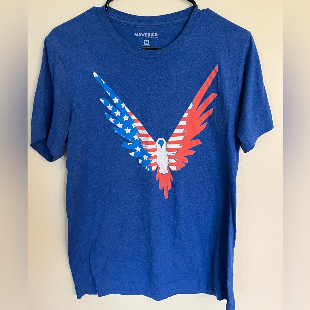 Maverick by Logan Paul short sleeve t-shirt Parrot graphic Red/White/Blue M
